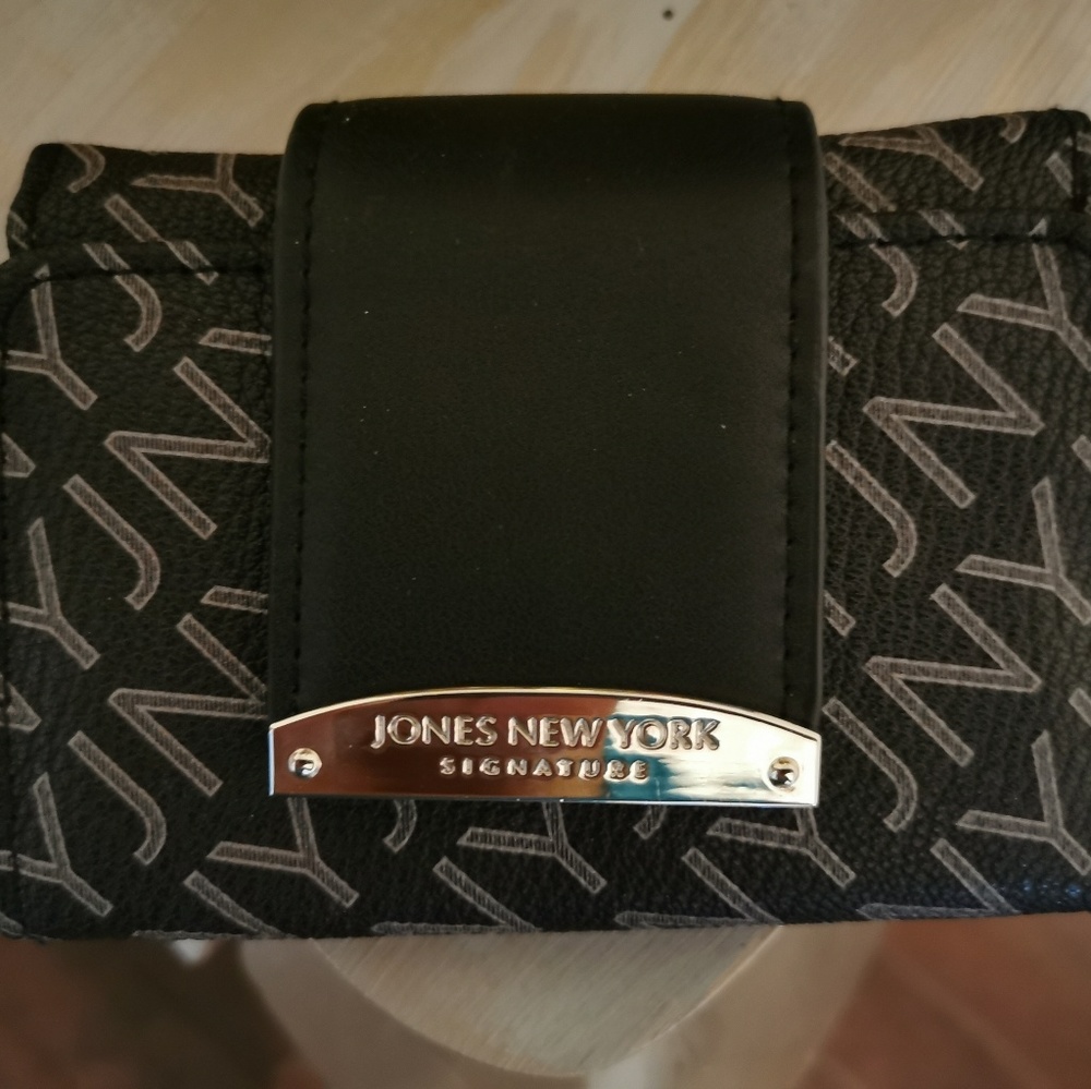 Jones New York Signature small wallet